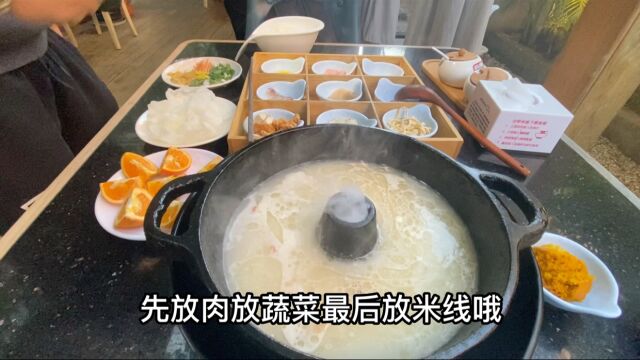 探店云南昆明过桥米线店,一份状元米线99元,9个配菜1锅骨头汤