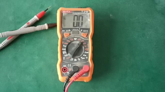 今天教大家这种数字万能表的使用方法