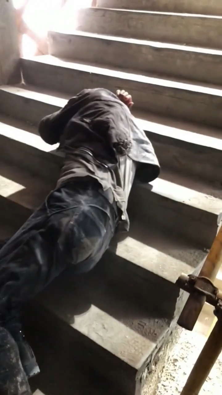 从楼梯上摔下来这样拍的,看着都疼啊,替身演员不容易