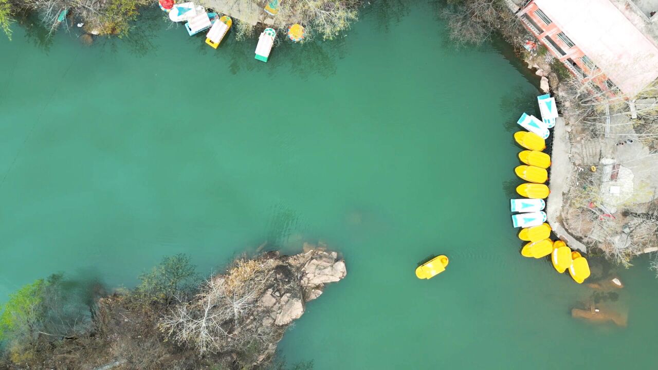 航拍枣庄龙床水库!看碧绿如玉,景色秀美