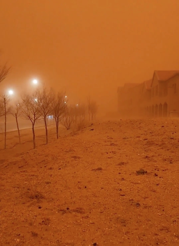 内蒙古沙尘暴二连浩特天变成橙红,市民:能见度20米左右