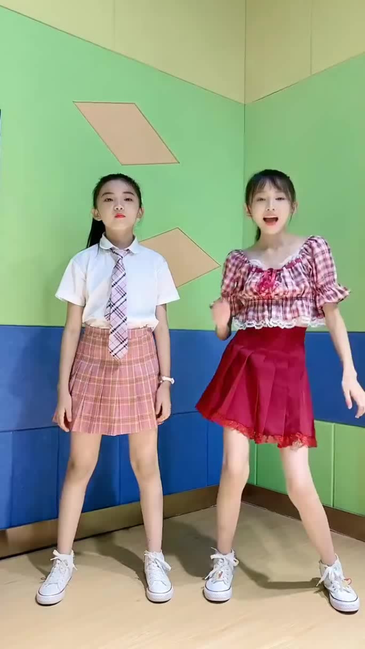 童模宋小睿教妹妹跳舞,姐妹俩颜值太高了,真不愧是最火的小童星
