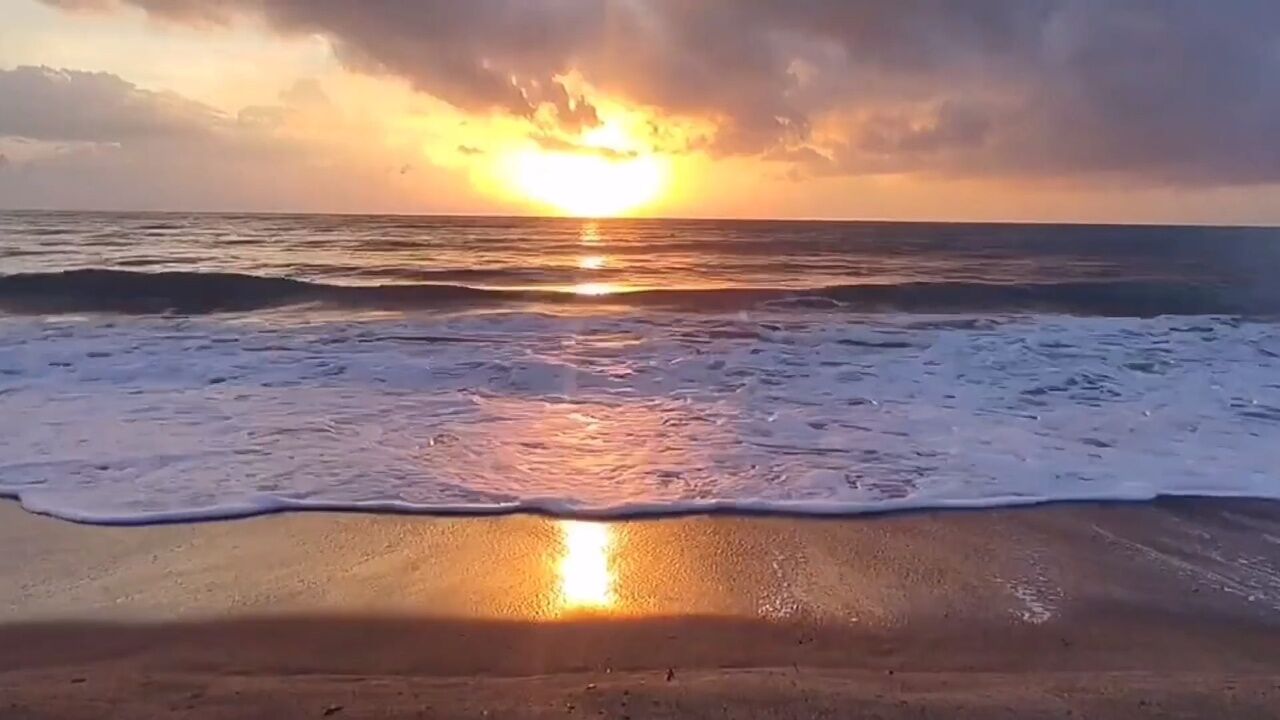 夕阳西下,海边绚丽的晚霞.