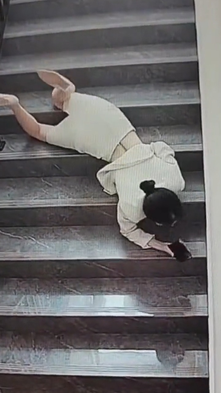 女子着急上班不慎摔落楼梯,第一反应竟是查看手机