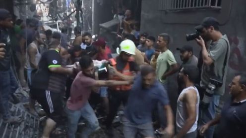 加沙地带现状：狭窄巷道中居民奔跑搬运死伤者 家属抱人痛哭