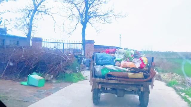 早7:15的荆姚常家村.你们有没有发现一个现象,村子里治理环境卫生的基本上都是这些五保或者即将是五保的困难人群.