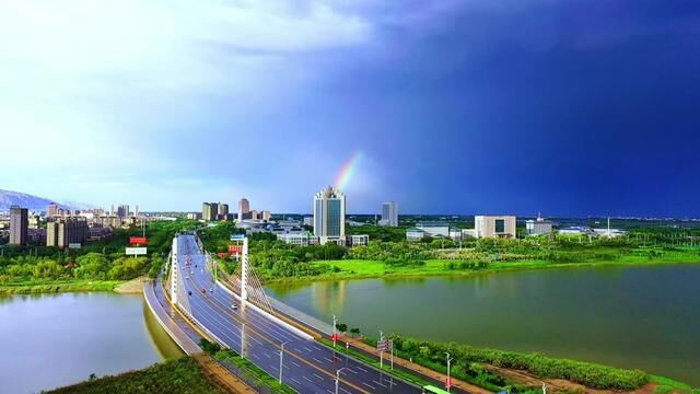 星海湖位于石嘴山市大武口区城区东部,山水大道穿湖而过.总面积43平方公里,湖水面积20多平方公里.