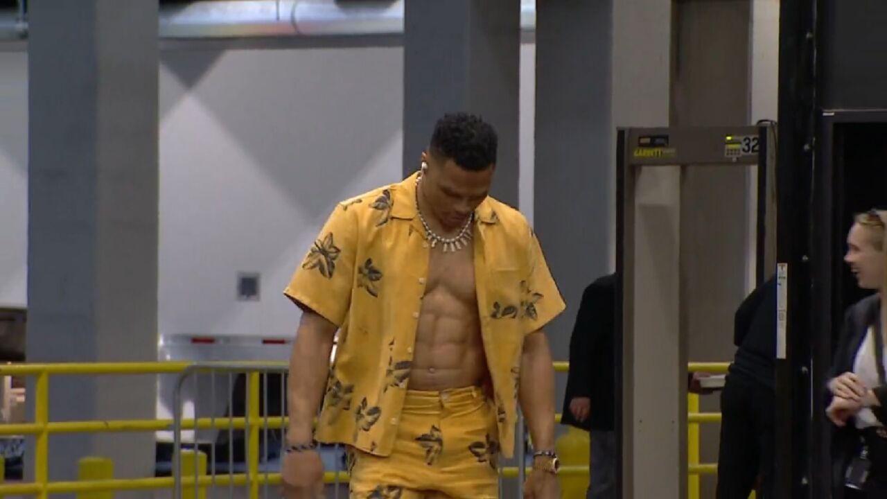 看到威少秀腹肌 巴克利表示羡慕并现场做了几个仰卧起坐