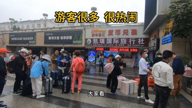 广西东兴真热闹,游客一波接着一波,出境去越南旅行