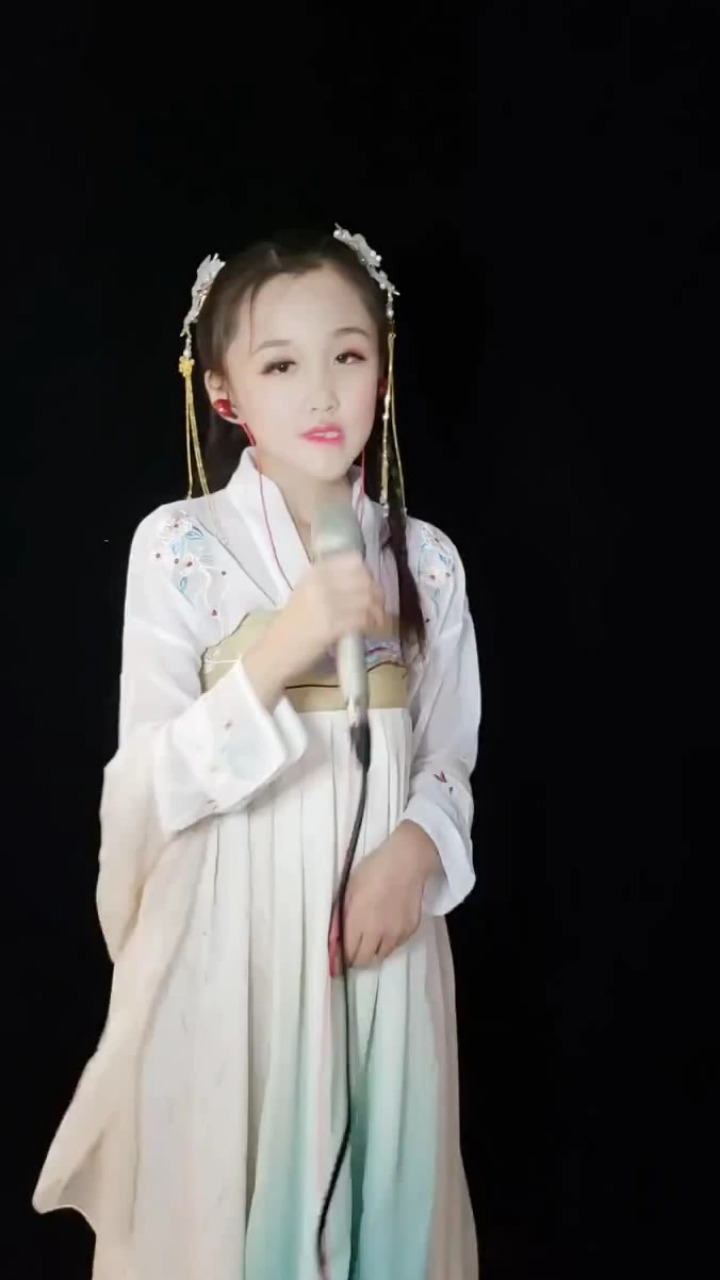 童模琪琪穿汉服唱歌,颜值不够歌声来凑,唱的比宋小睿好听