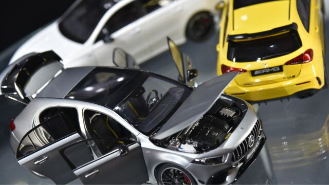 2023 中国模型展!NZG 1:18 合金全开 MercedesAMG A45S 装饰板样品