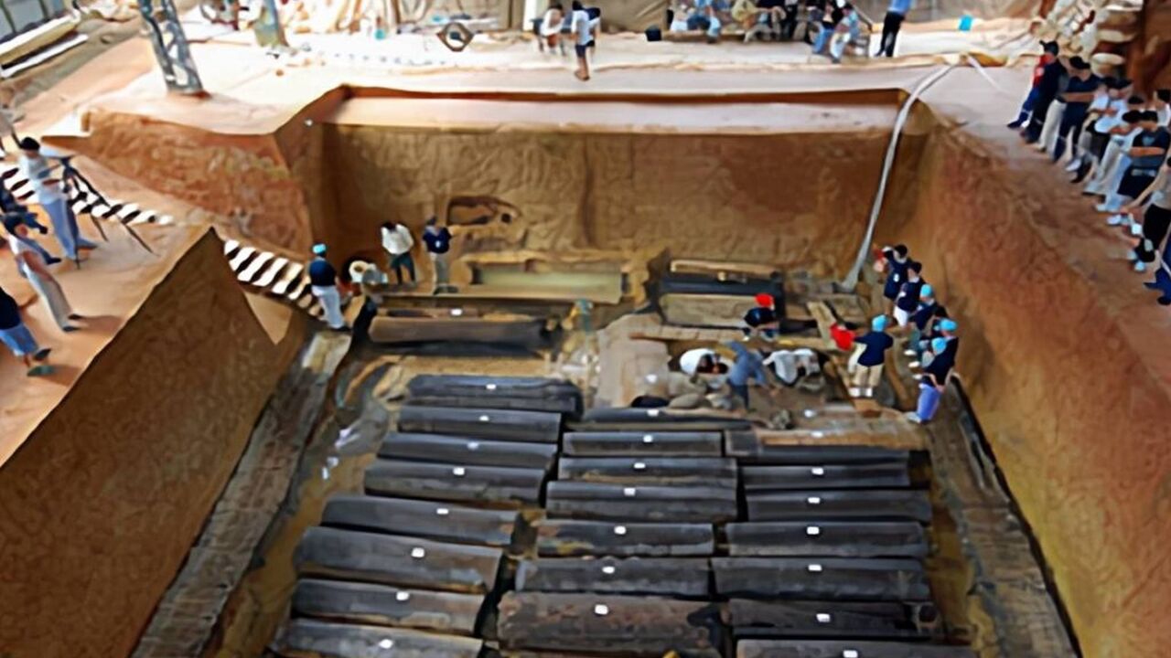 江西古墓出土46具少女遗骸,专家打开棺椁后,顿时后背发凉