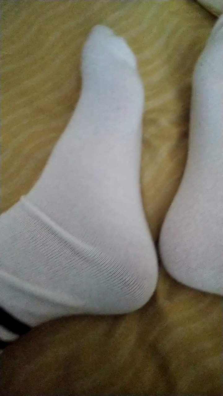 挠白袜子男生脚心_腾讯视频
