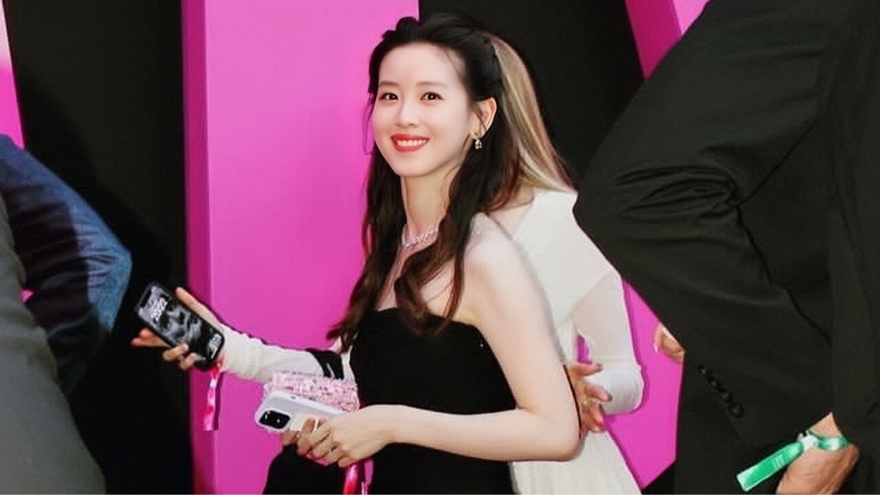 章泽天现身戛纳晚宴,黑礼服优雅知性身材紧致,力破怀三胎传闻