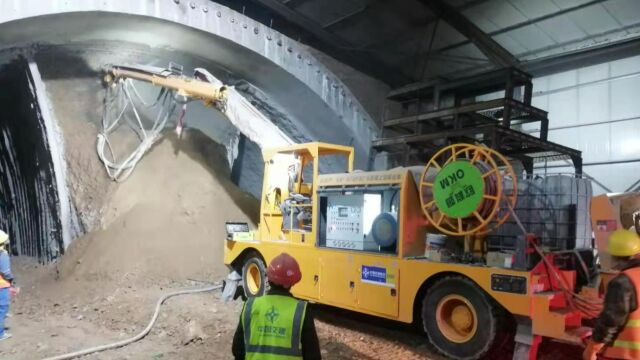 隧道用大型湿喷机械手施工现场,快速喷浆施工