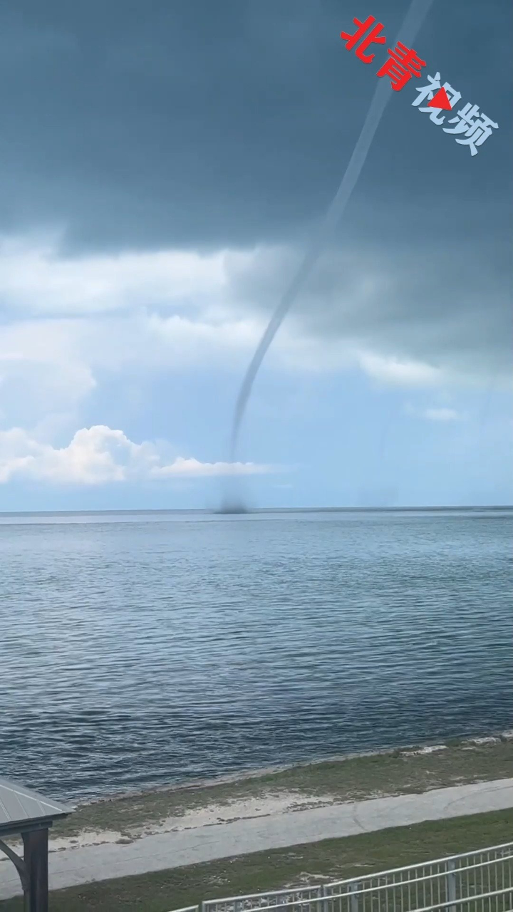 美国一海岸边连续多次出现水龙卷
