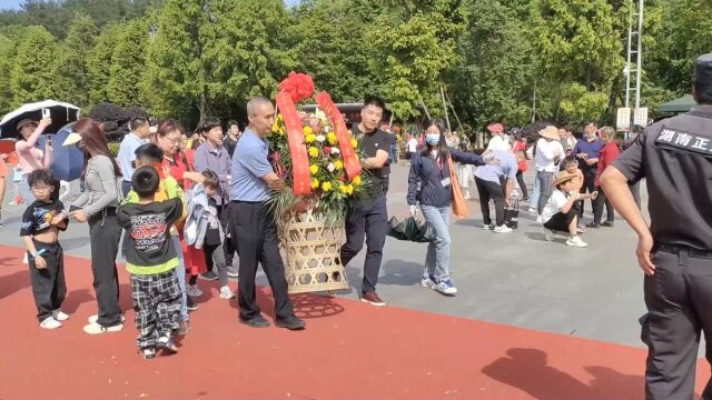 6月湖南晴朗炎热,民众到湘潭韶山拜谒毛主席铜像表达敬仰之情