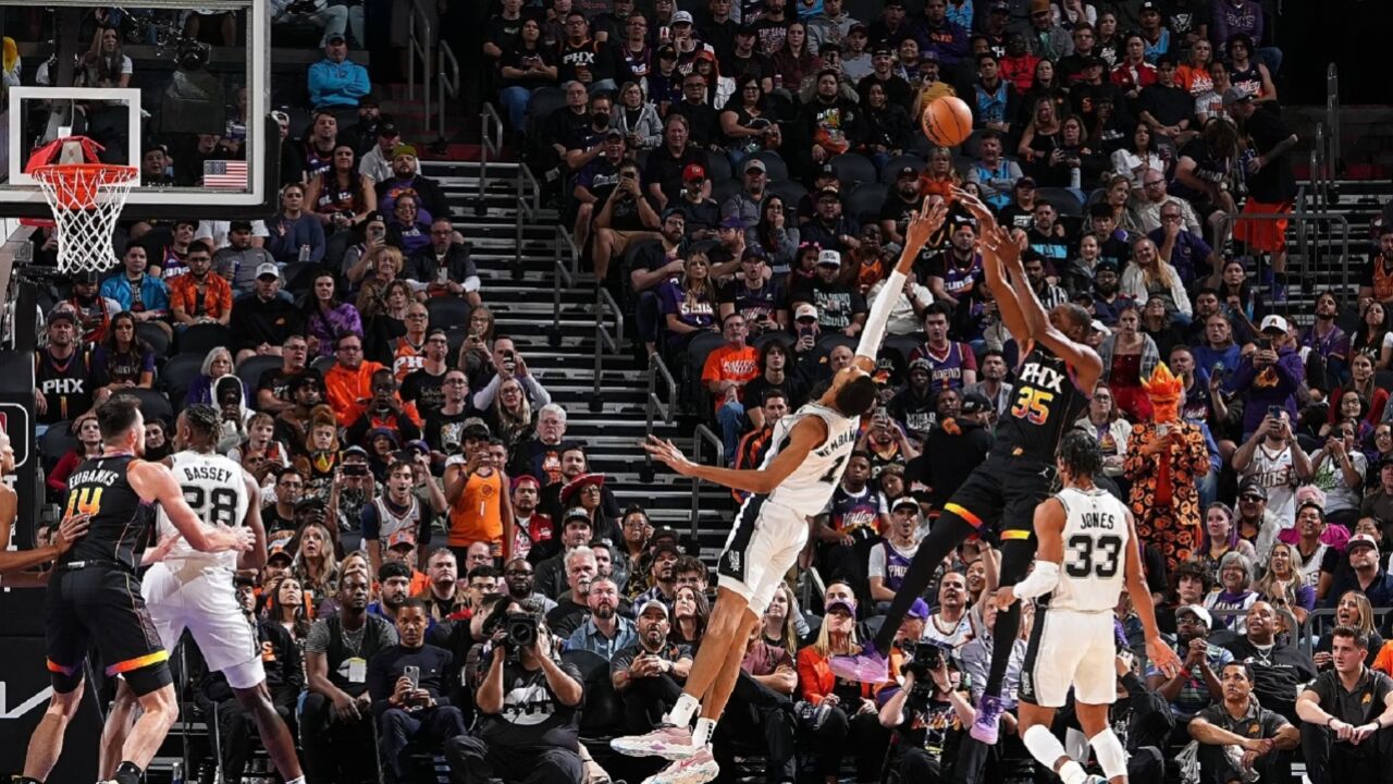 杜兰特疯狂单挑文班亚马,简直就是大人打小孩,虐得对方找不着北