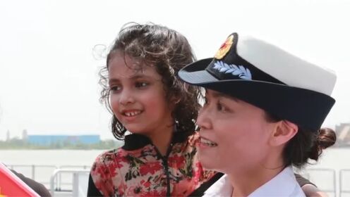 每当有中国军舰靠泊孟加拉国吉大港的时候，阿尔法沁都会拿着中国国旗等在这里，只为见她的“中国妈妈”
