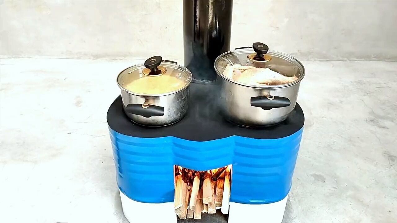小伙用一个铁桶制作柴火灶,一火烧两灶的同时还有热水用,太牛了制作