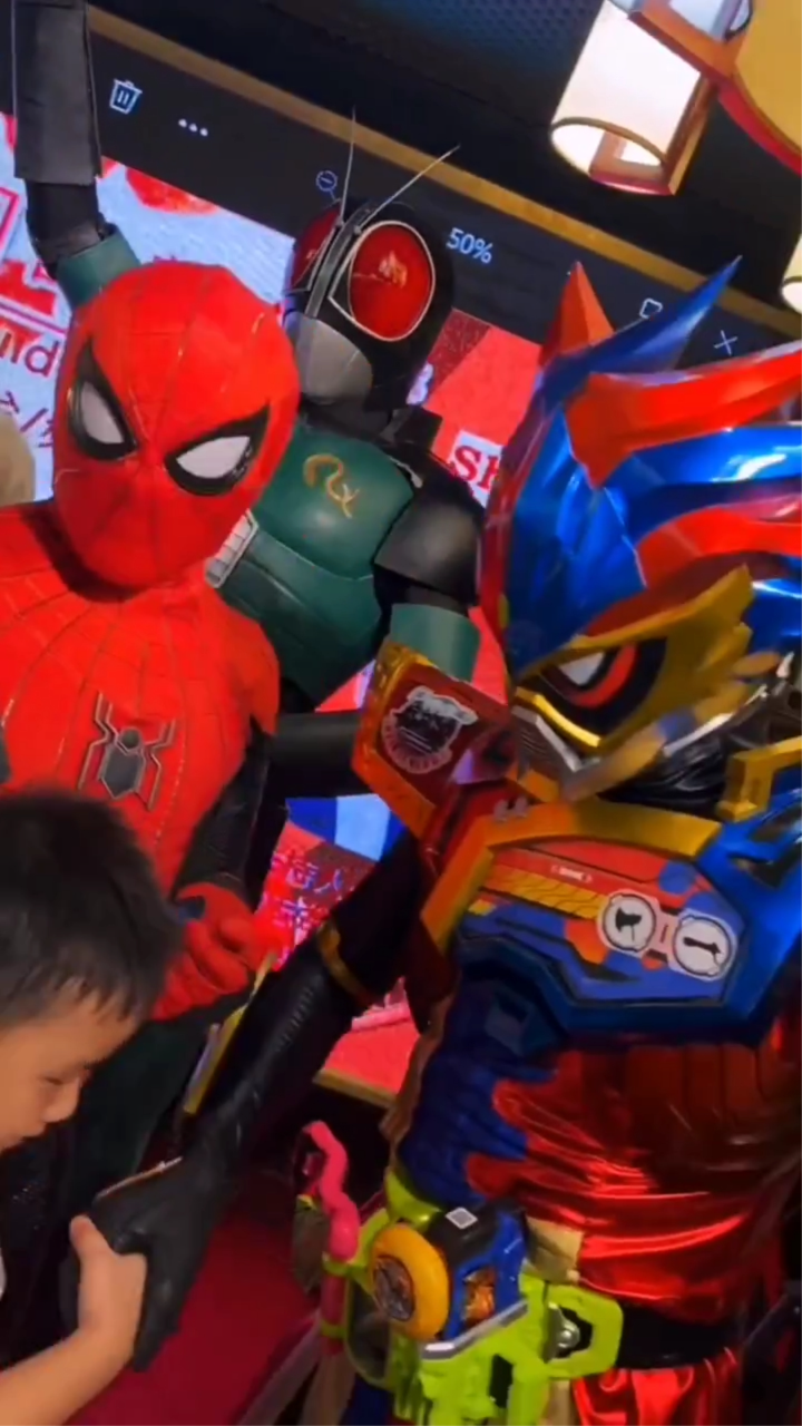 一群帅气假面骑士的聚会