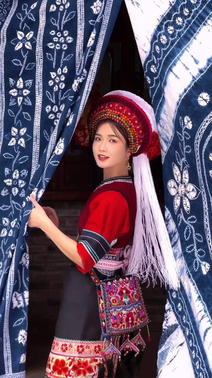 永远相信少数民族的美学智慧,把风花雪月戴在头上,一日体验白族少女