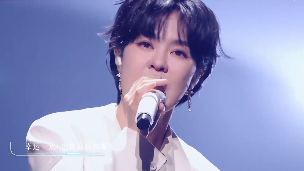 郁可唯越来越优秀了!大湾区音乐会再唱《水中花》,好听又上头!