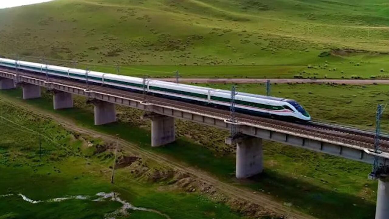迈入动车时代!复兴号开上青藏铁路,在青海大地上飞驰而过