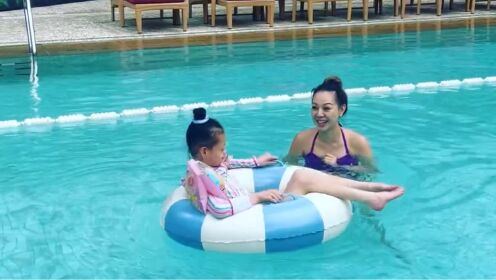 钟丽淇带两个女儿酒店度假享受家庭乐 与女儿们一起游泳很开心