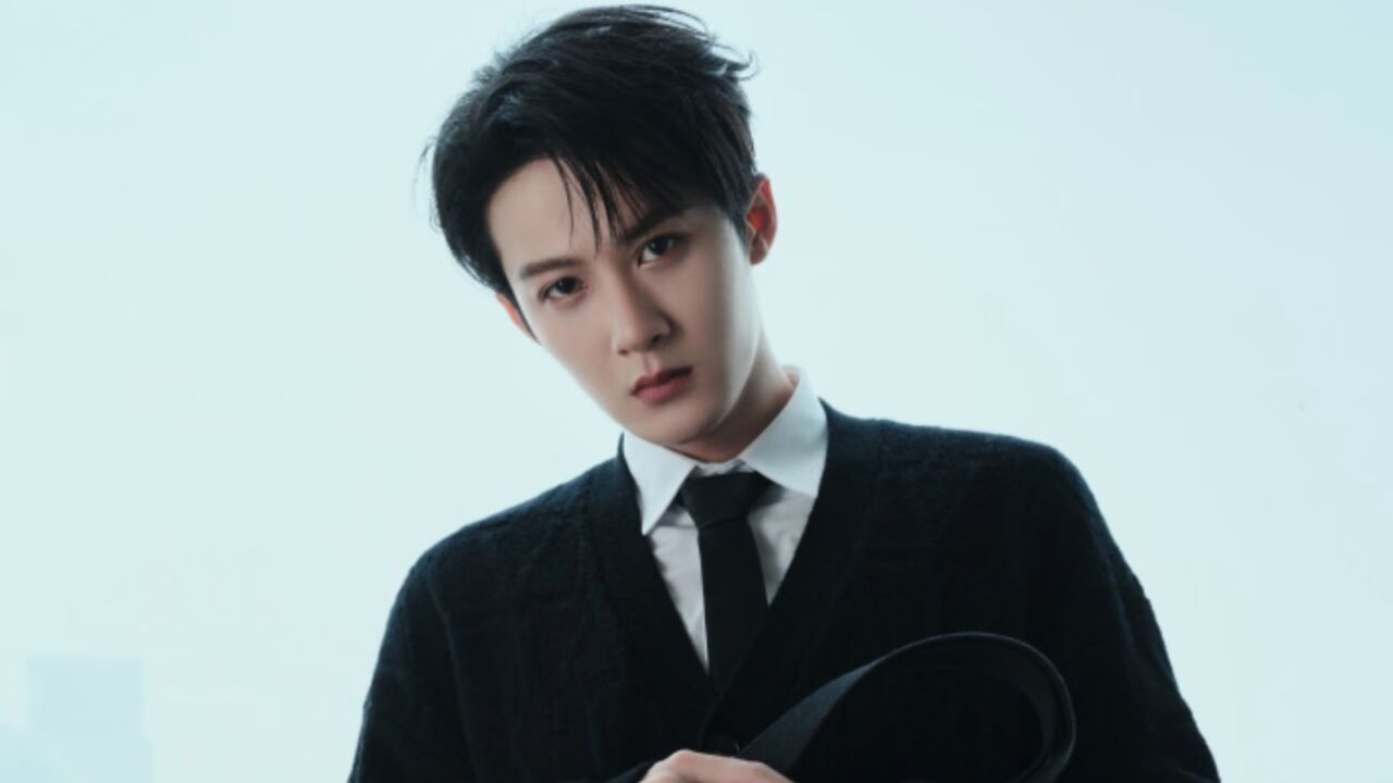 檀健次与张萌老公聚餐,结束后搂女生肩膀出门,依偎取暖互动亲密