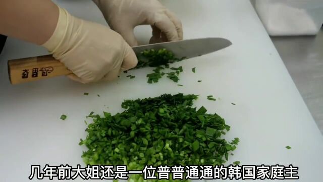 月入7万,大姐就靠着卖巨型煎蛋卷辛苦挣来的,看这蛋卷怎么做的