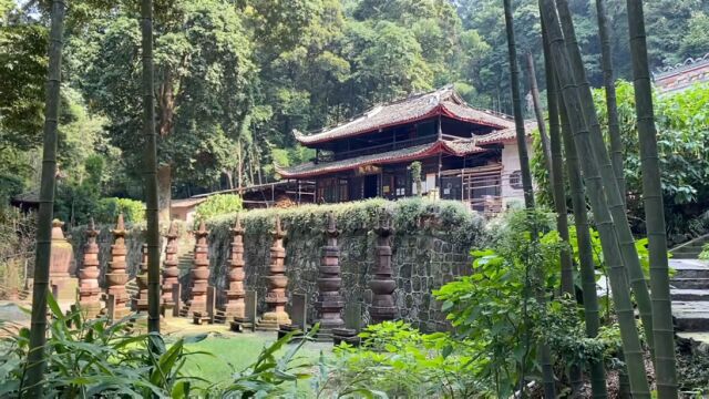 徒步峨眉山环线1:从报国寺出发,路上发现一座无游人踏足的小庙