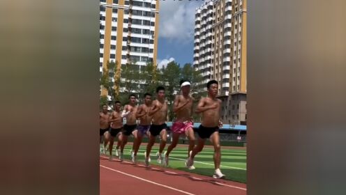 密山气温舒适，外省体校队来避暑训练，看小伙子们黝黑的肤色，男人该有的样子！就是磕！！！#致每一个努力奔跑的人
