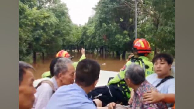 重庆市专业救援总队紧急驰援潼南区抗洪抢险