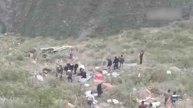 秘鲁:一客车坠落山崖,已致23人死亡