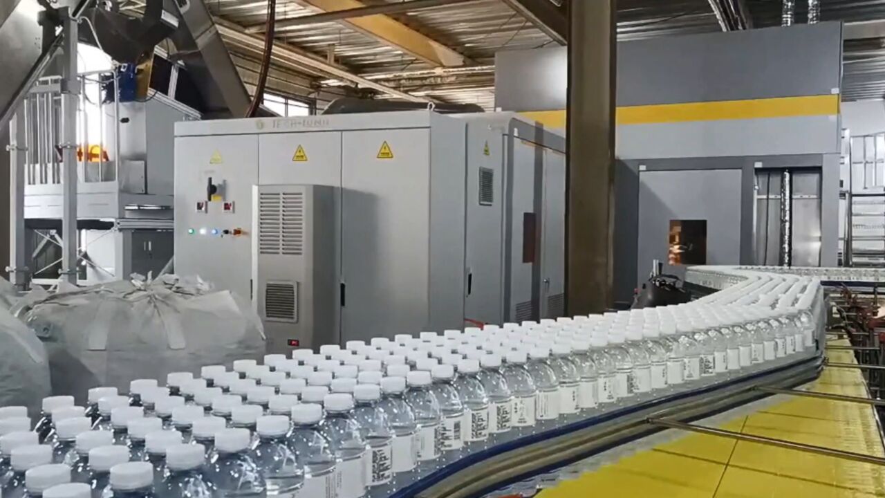 矿泉水膜包机廊坊永创饮料啤酒乳品可乐果汁调味品打包机