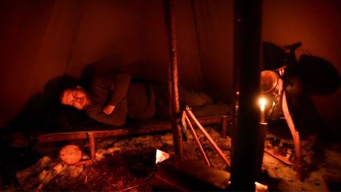 寒冷的冬夜，在丛林里的帐篷中度过了一夜，木火炉很温暖