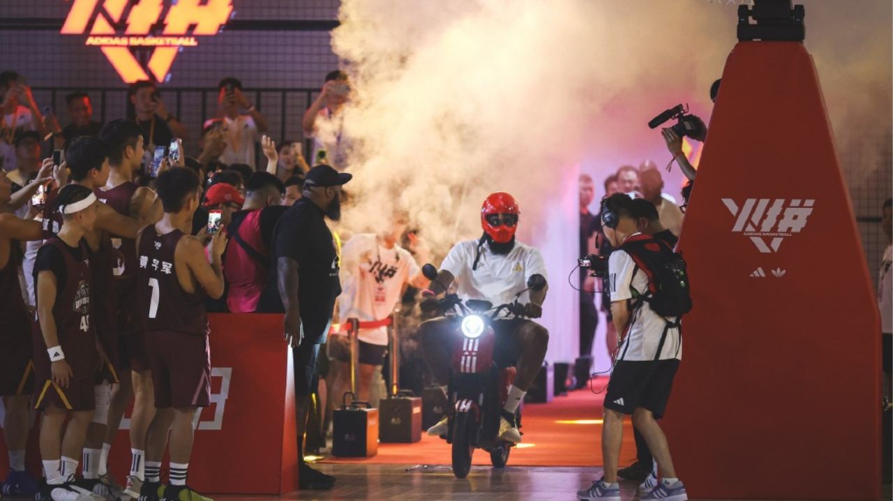 哈登上海中国行再骑电动车!你们还记得5年前他被交警逮住吗