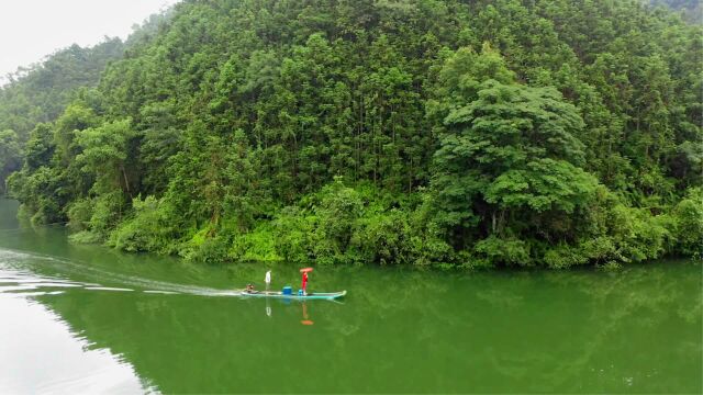 青山相对映,人在画中游!