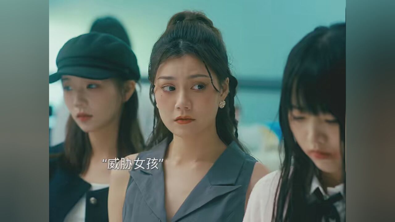 女孩被校霸欺负,朋友知道后带她霸气反击! #夏日气象剧 #夏夜知道风的甜_腾讯视频