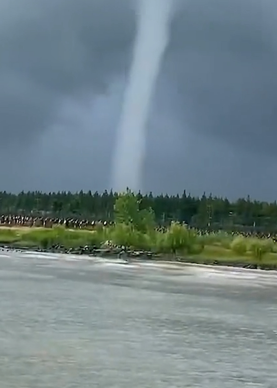 上海崇明附近江面出现龙卷风目前暂无财产损失报告