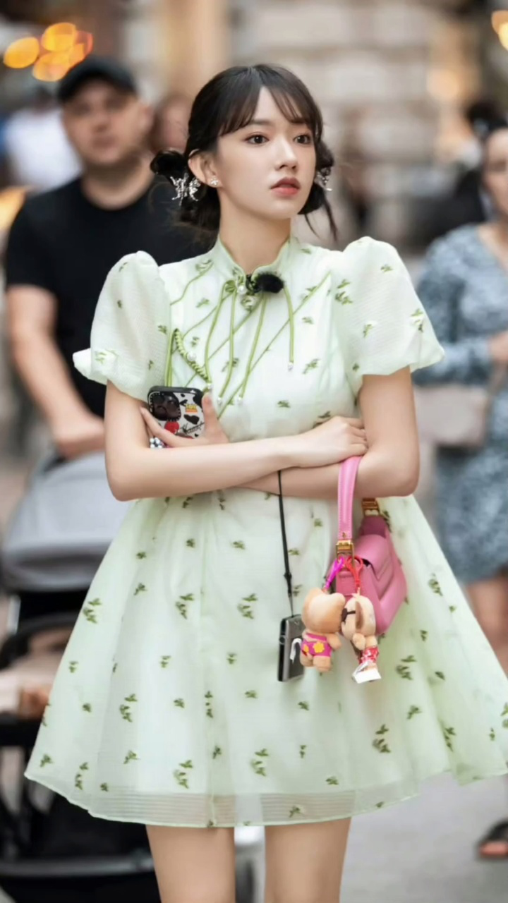 程潇淡绿色泡泡裙,浅扎马尾化身古堡公主,元气少女可爱满分