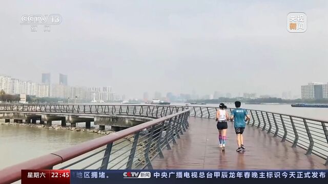 她用一根陪跑绳 点亮这个盲人小伙的奔跑梦