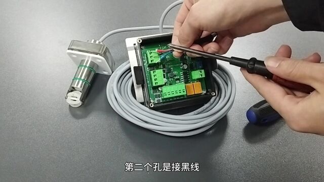 转轮流量计的三根线如何接到变送器上?