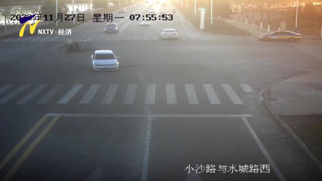 【阳光资讯】电动三轮车任性行驶 终至车翻人受伤