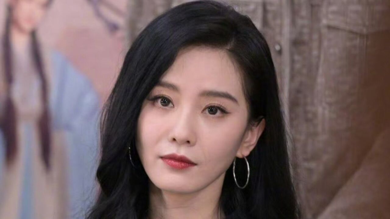 刘诗诗扫楼生图释出,穿黑皮衣酷飒变御姐,法令纹明显被赞真实