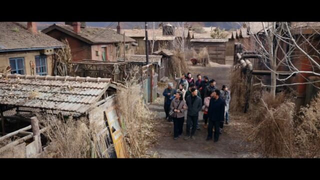 兴杰陪伴家人重回三道沟,大家说说笑笑地畅想着未来美好生活