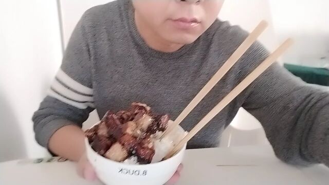 红烧肉盖饭,糊了也香,80后大叔简简单单一餐