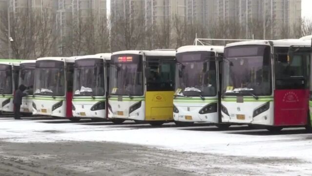 唐山公交多措并举保障市民雪天安全出行