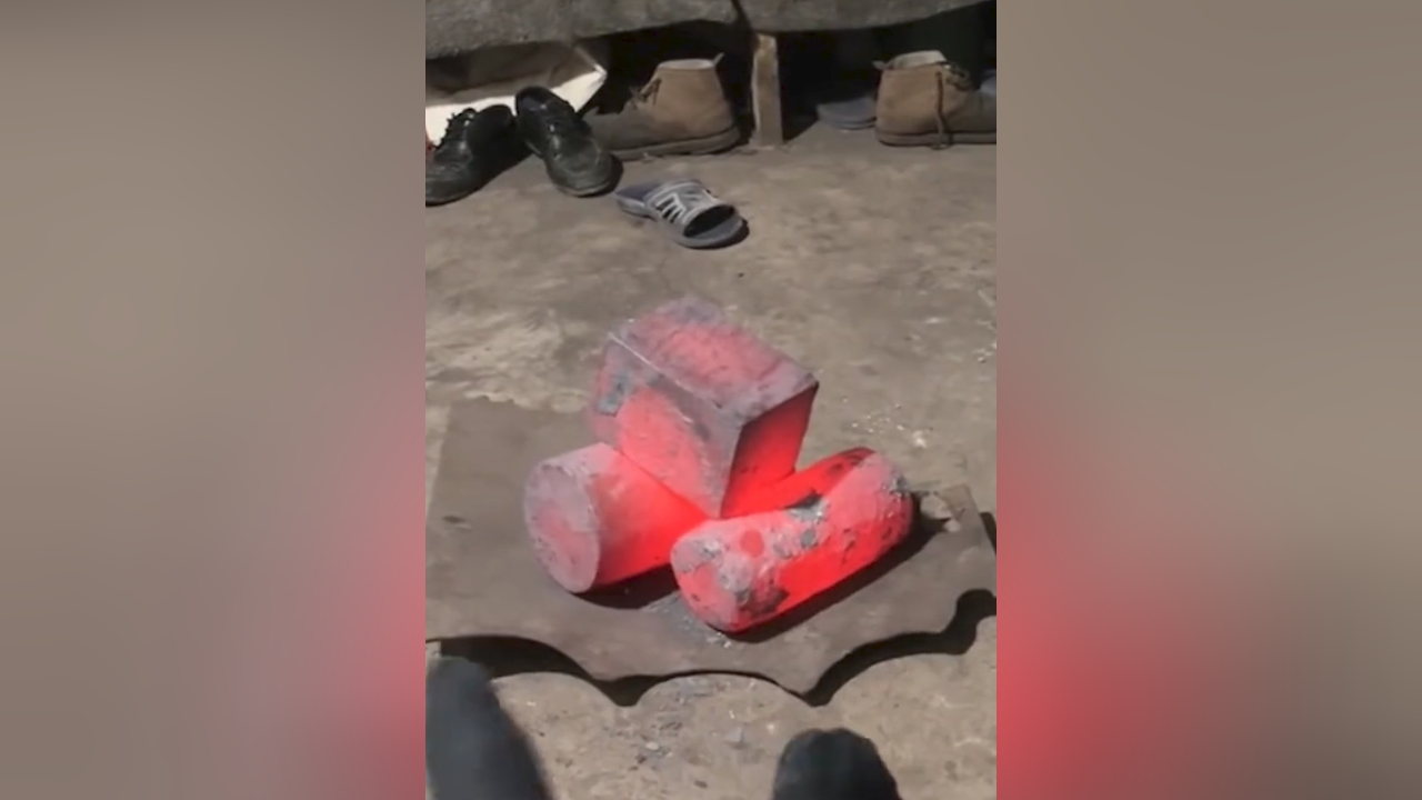 江苏突降大雪锻造厂工人用烧红的大铁块取暖